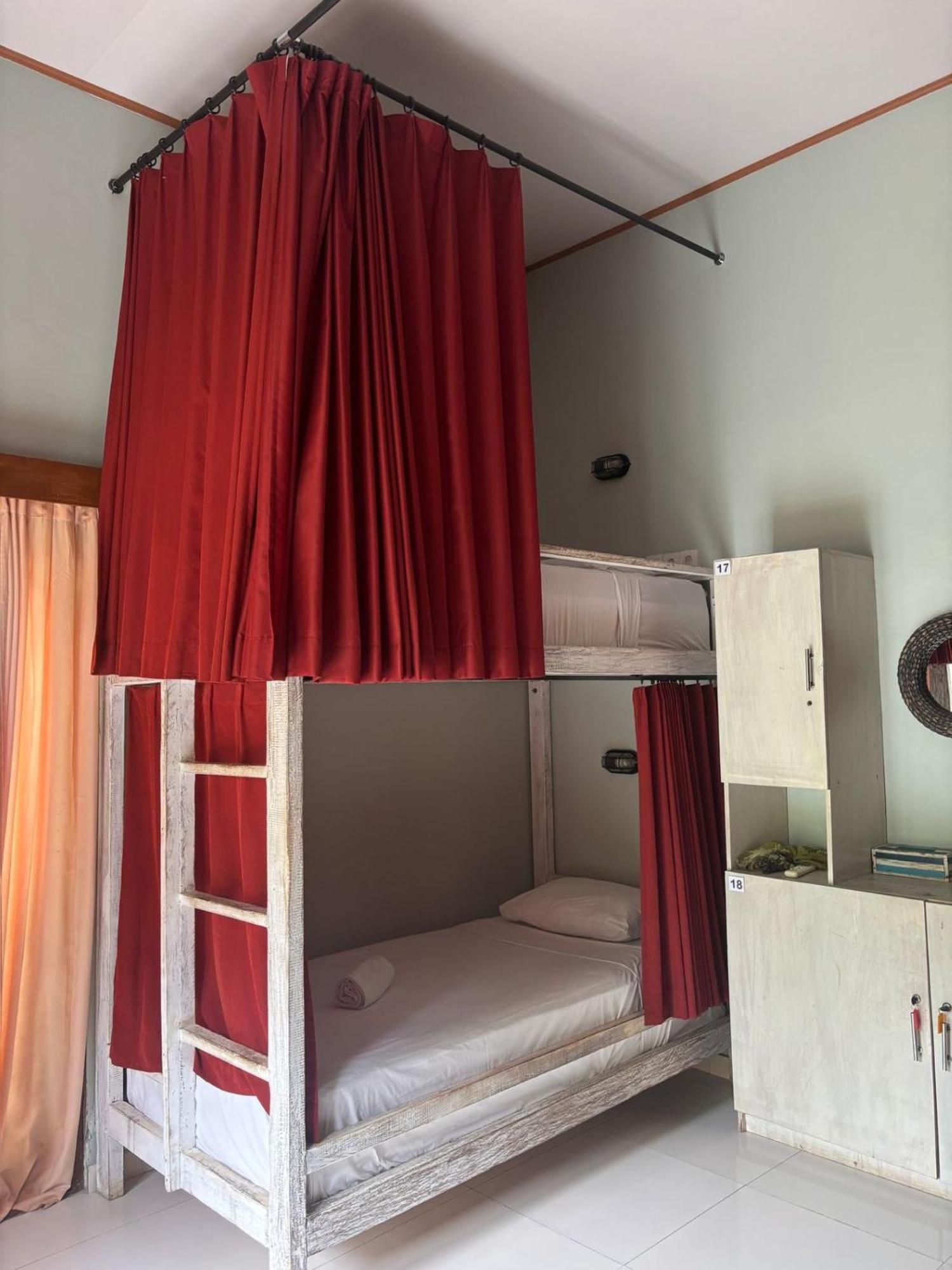 Castaway Island Hostel นูซาเลมโบงัน ภายนอก รูปภาพ
