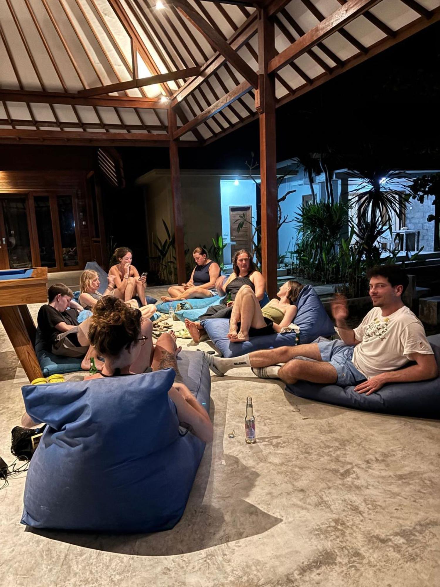 Castaway Island Hostel นูซาเลมโบงัน ภายนอก รูปภาพ