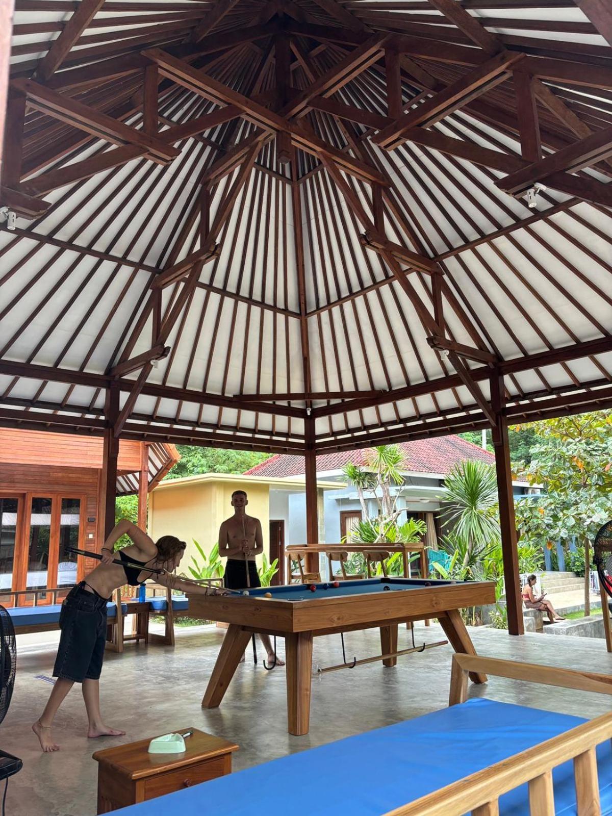 Castaway Island Hostel นูซาเลมโบงัน ภายนอก รูปภาพ