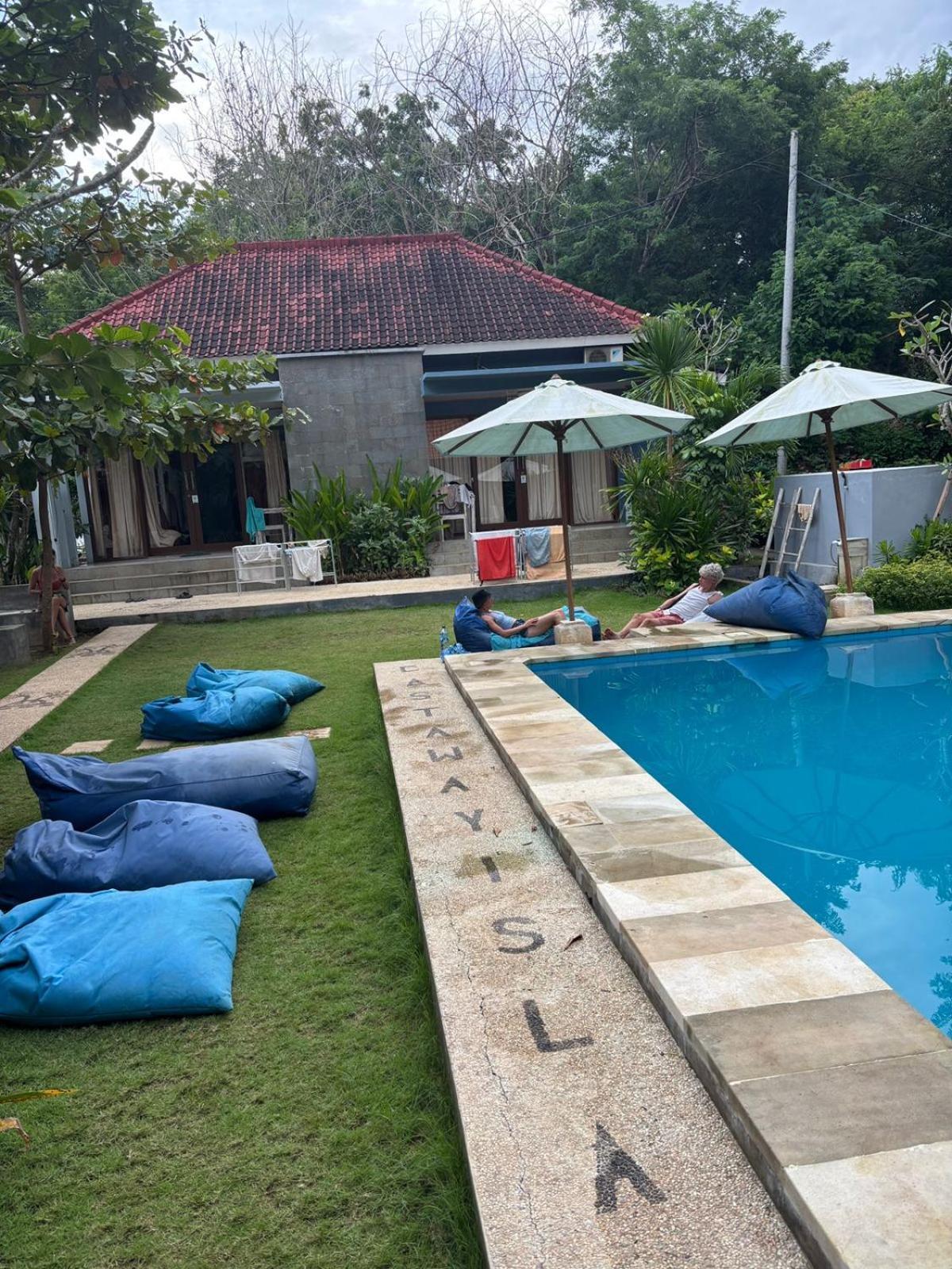 Castaway Island Hostel นูซาเลมโบงัน ภายนอก รูปภาพ