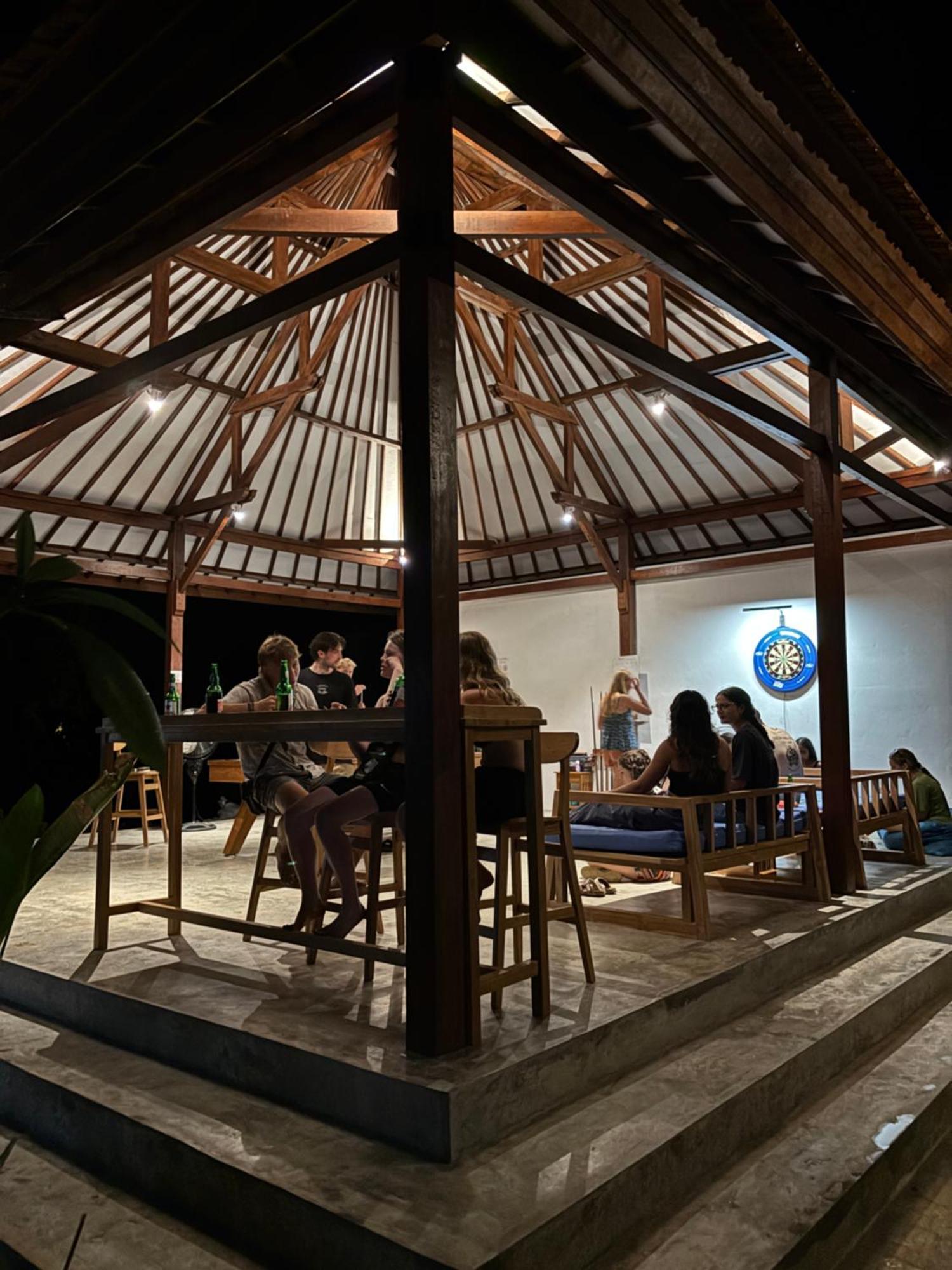 Castaway Island Hostel นูซาเลมโบงัน ภายนอก รูปภาพ