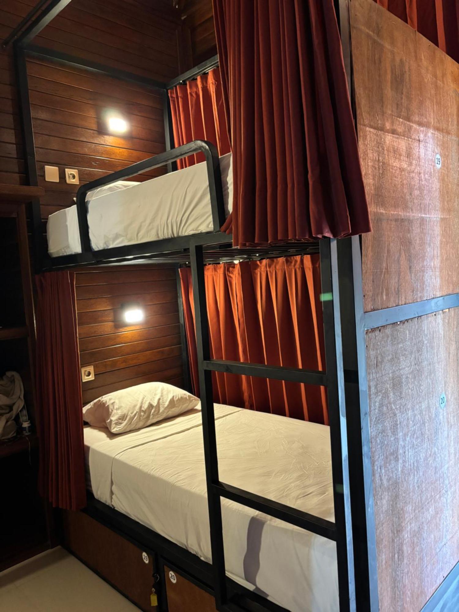 Castaway Island Hostel นูซาเลมโบงัน ภายนอก รูปภาพ